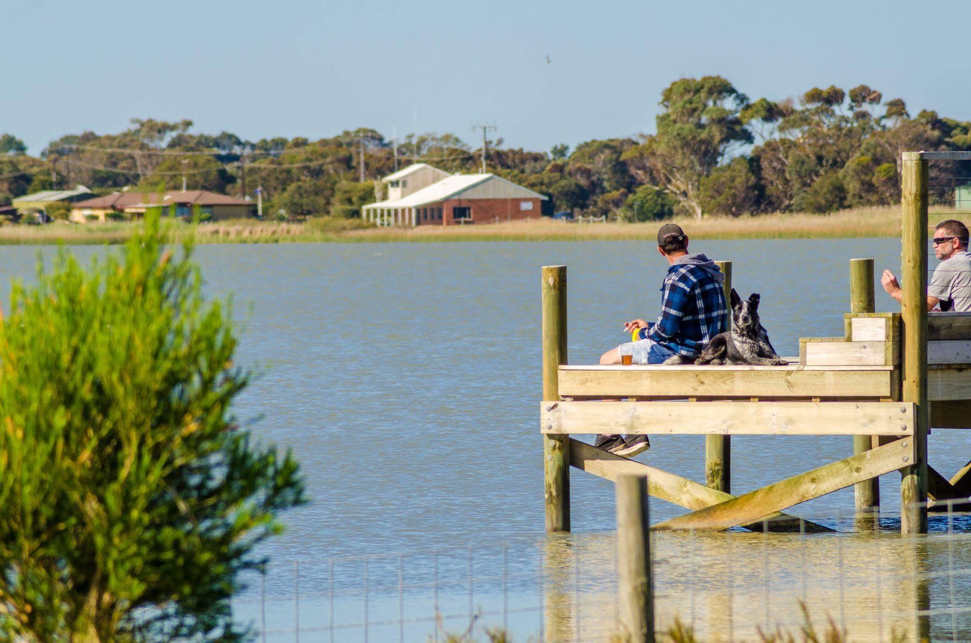 Lake Albert Caravan Park Hotel Meningie Exterior photo